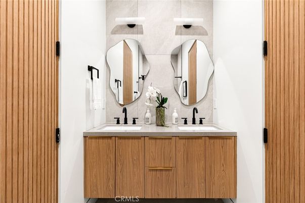 Bathroom, Dual Sink Vanities, Interior
