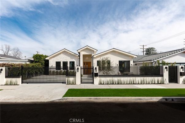 Exterior, Facade, Ranch