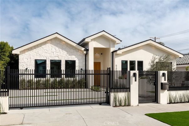 Exterior, Facade, Modern