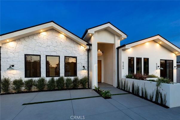 Exterior, Facade, Modern