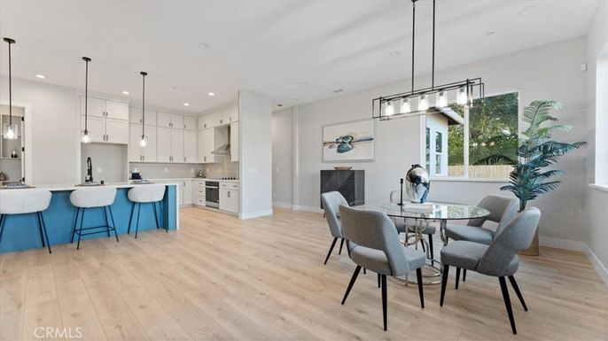 Dining room, Interior, Kitchen, Pendant Lights, Recessed Lighting, Wood Texture Flooring