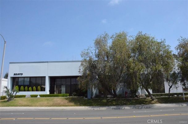 Exterior, Facade, Modern