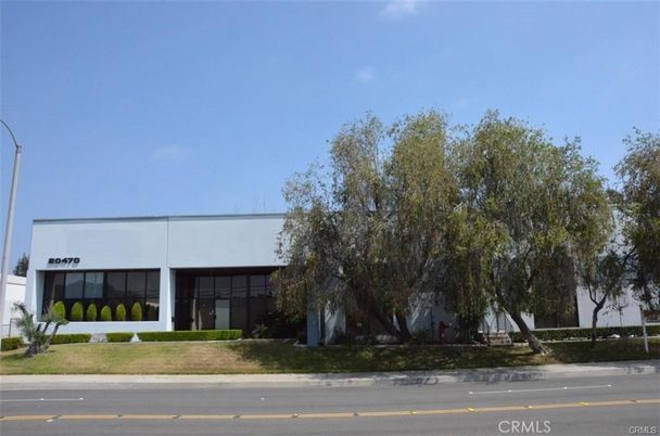 Exterior, Facade, Modern