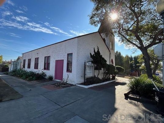 Exterior, Facade, Modern