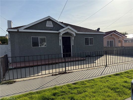 Exterior, Facade, Ranch