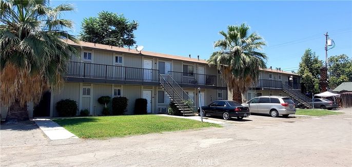 Exterior, Facade, Modern