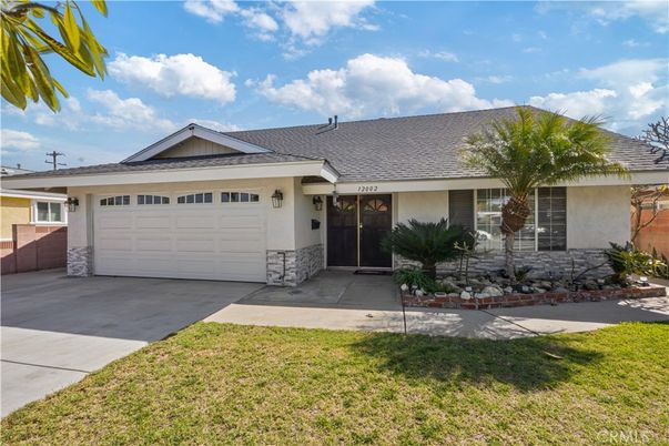 Attached, Exterior, Facade, Ranch