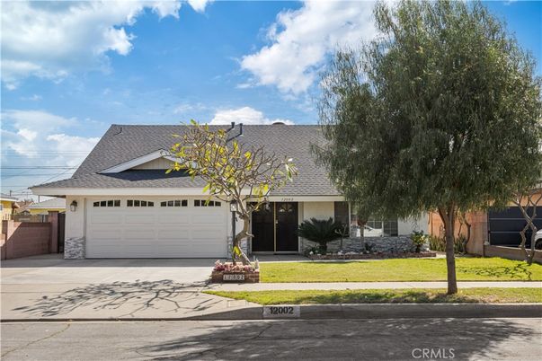 Attached, Exterior, Facade, Ranch
