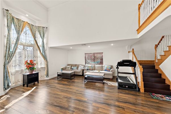 Fitness Equipment, Interior, Living room, Recessed Lighting, Wood Texture Flooring