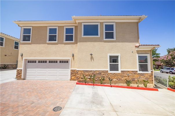 Attached, Exterior, Facade, Mediterranean