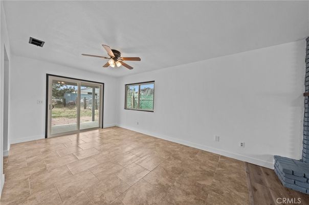 Empty room, Interior
