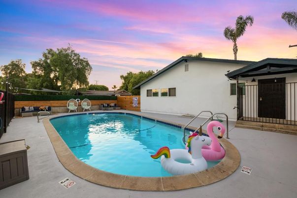 Exterior, Pool