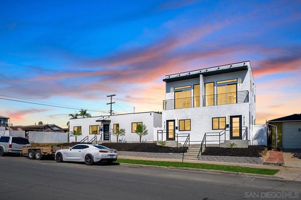 Exterior, Facade, Modern