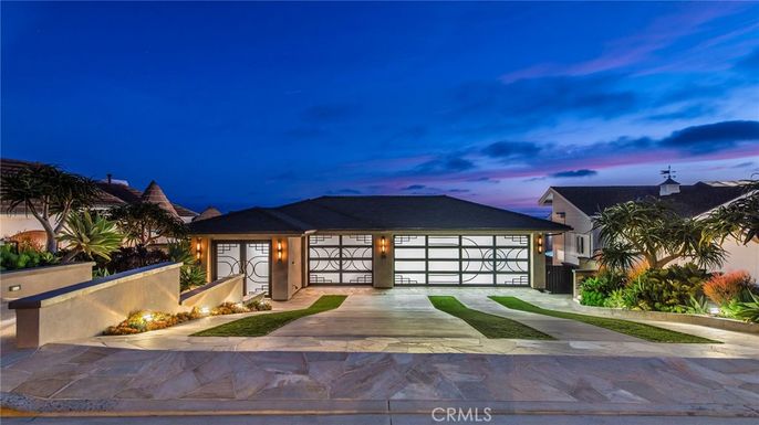 Attached, Exterior, Facade, Modern
