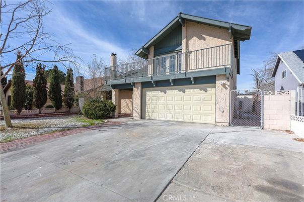 Attached, Exterior, Facade, Modern