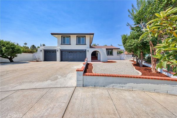 Attached, Exterior, Facade, Mediterranean