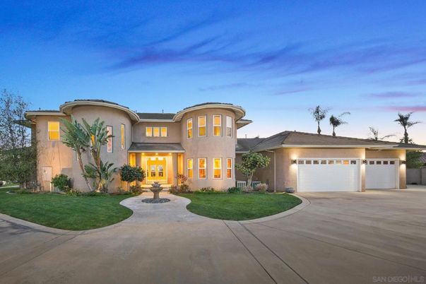 Attached, Exterior, Facade, Mediterranean