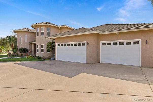 Attached, Exterior, Facade, Mediterranean