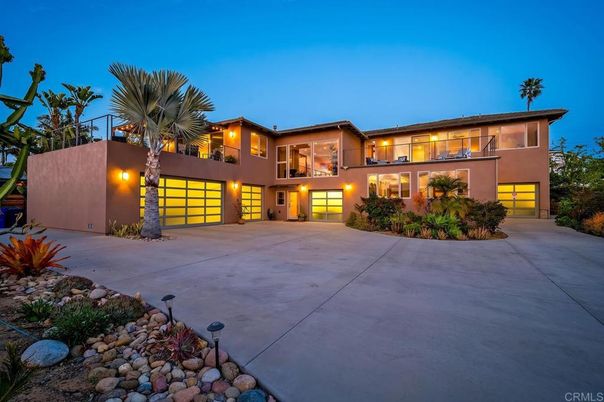 Attached, Backyard, Exterior, Facade, Modern