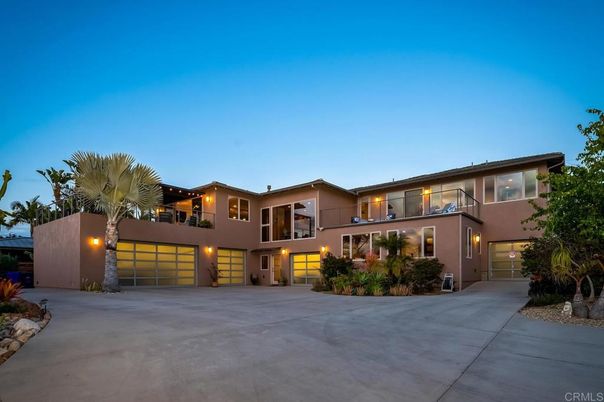 Attached, Backyard, Exterior, Facade, Modern