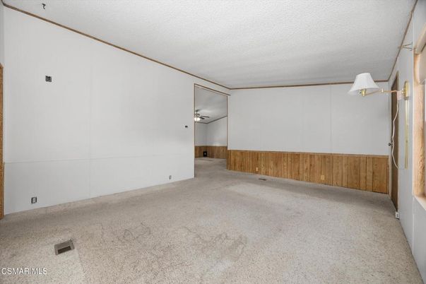 Empty room, Interior