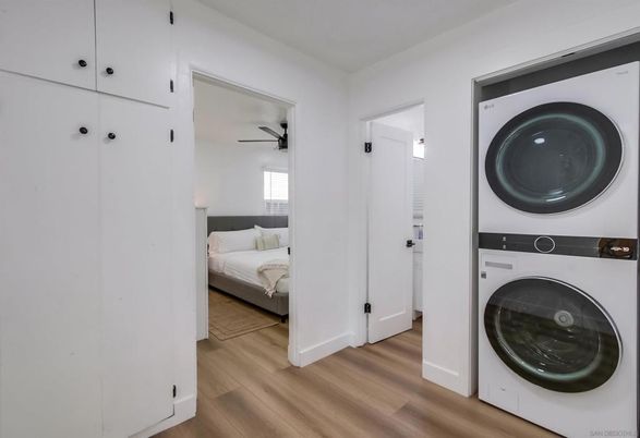 Bedroom, Interior, Utility Closets, Washer, Wood Texture Flooring
