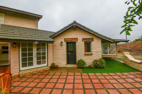 Exterior, Facade, Ranch