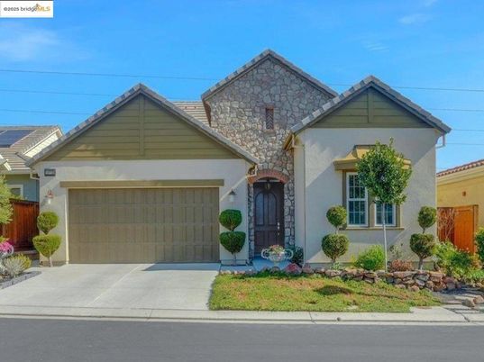 Attached, Exterior, Facade, American Craftsman