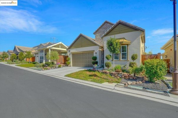 Attached, Exterior, Facade, American Craftsman