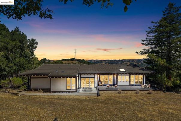 Backyard, Exterior, Facade, Ranch