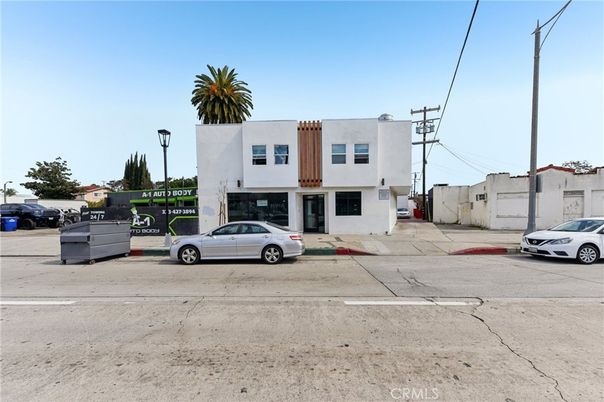 Exterior, Facade, Modern