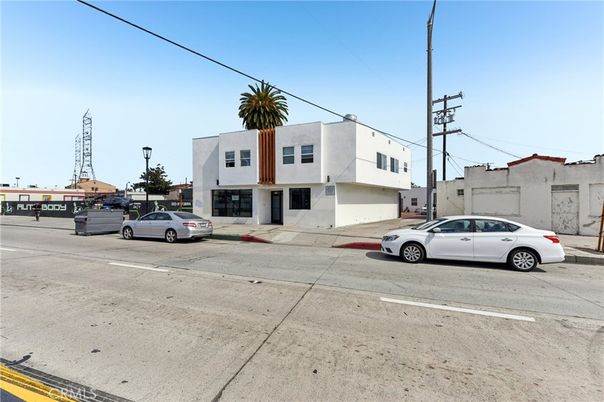 Attached, Exterior, Facade, Modern