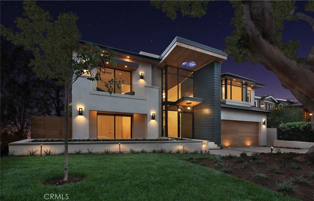 Attached, Backyard, Exterior, Facade, Modern