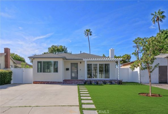 Backyard, Exterior, Facade, Ranch