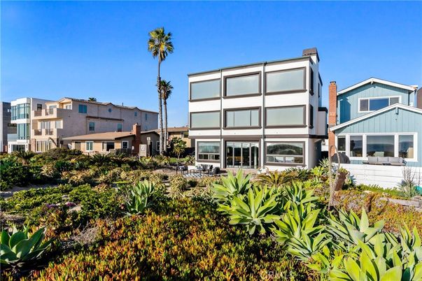 Backyard, Exterior, Facade, Modern