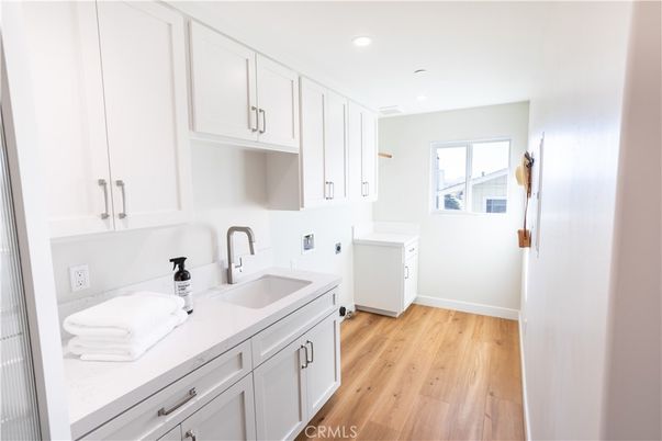 Interior, Recessed Lighting, Washer, Wood Texture Flooring