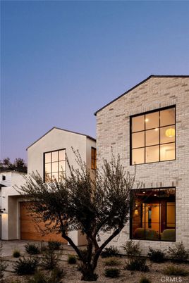 Exterior, Facade, Modern