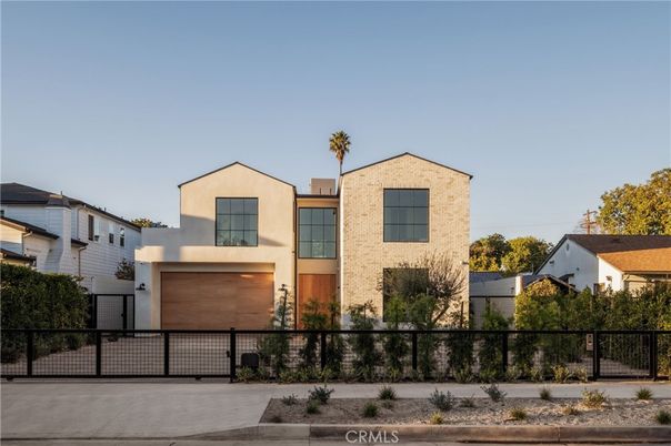 Attached, Exterior, Facade, Modern