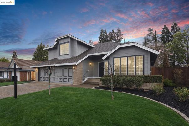 Attached, Exterior, Facade, Ranch