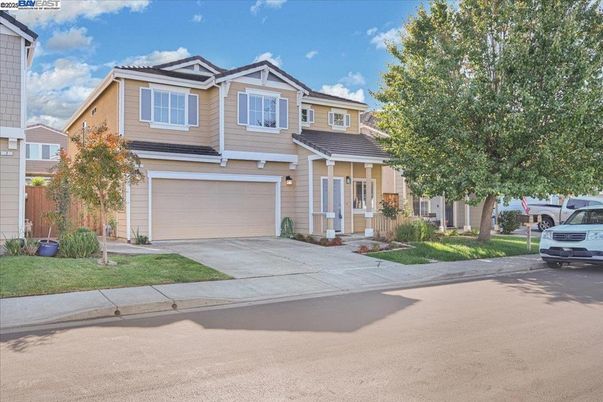 Attached, Exterior, Facade, American Craftsman