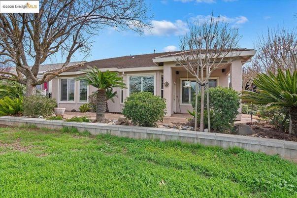 Exterior, Facade, Ranch