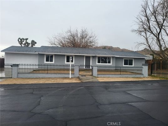 Exterior, Facade, Ranch