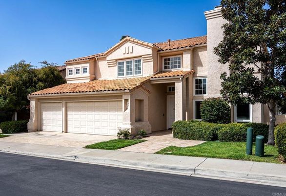 Attached, Exterior, Facade, Mediterranean