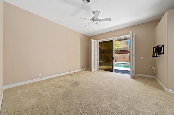 Empty room, Interior