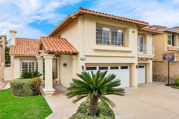 Attached, Exterior, Facade, Mediterranean