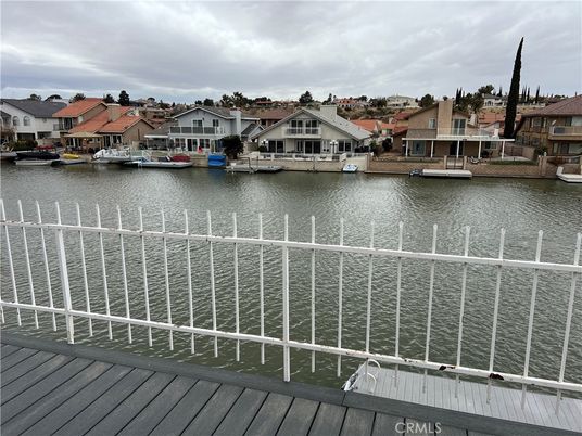 Exterior, Lake
