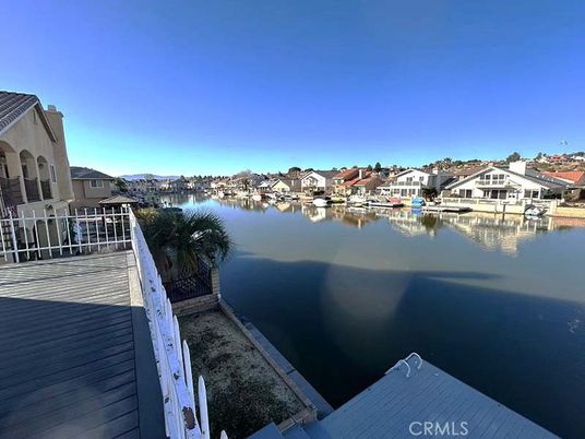 Exterior, Lake