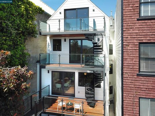Exterior, Facade, Rowhouse