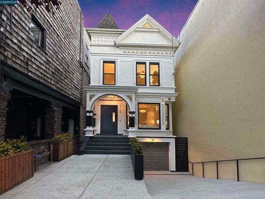 Attached, Exterior, Facade, Queen Anne Victorian