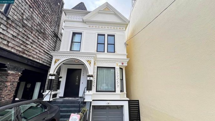 Exterior, Facade, Queen Anne Victorian